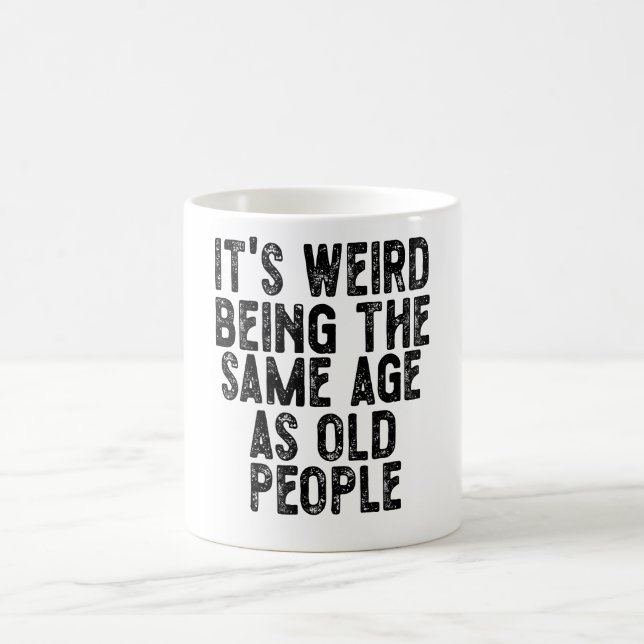 Mug C'est bizarre d'être le même âge que les personnes (Centre)