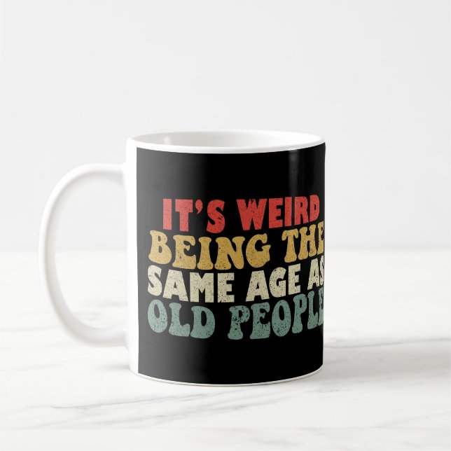 Mug C'est bizarre d'être le même âge que les personnes (Gauche)