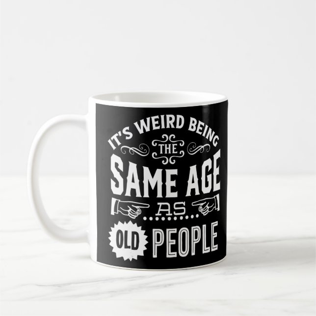 Mug C'est bizarre d'être le même âge que les personnes (Gauche)