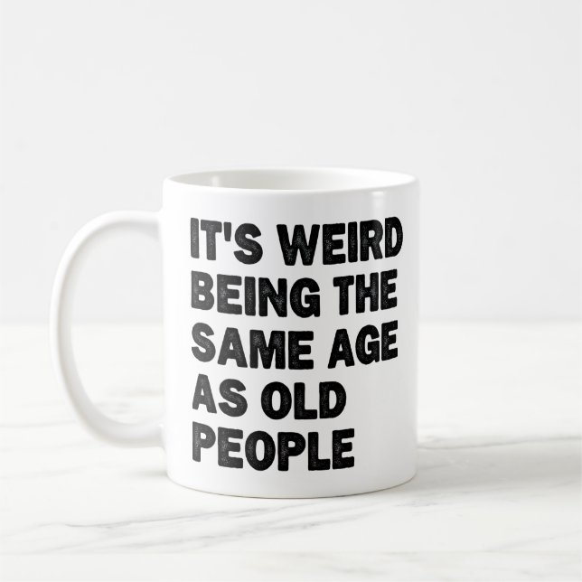 Mug C'est Étrange D'avoir Le Même Âge Que Les Vieilles (Gauche)