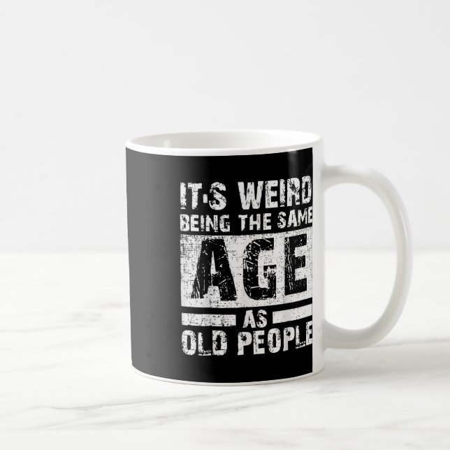 Mug C'Est Étrange D'Être Le Même Âge Que Les Personnes (Droite)