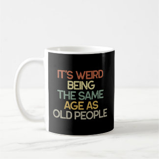 Mug C'Est Étrange D'Être Le Même Âge Que Les Personnes