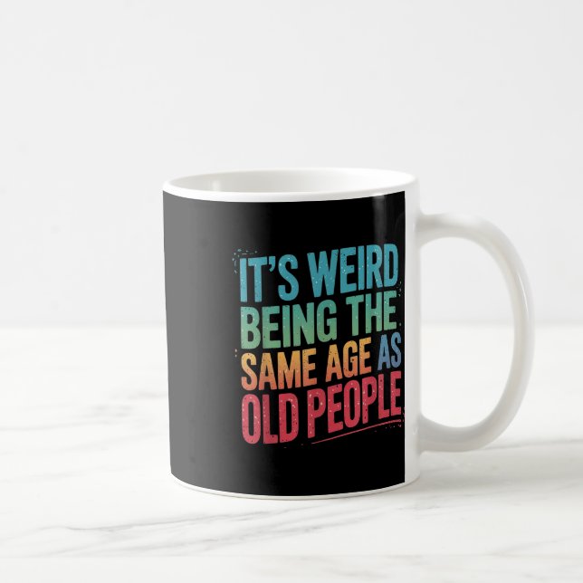 Mug C'Est Étrange D'Être Le Même Âge Que Les Personnes (Droite)