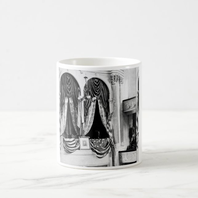 Mug C'est la boîte privée dans le théâtre de Ford, (Centre)