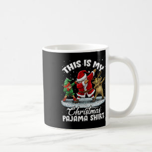 Mug C'est mon pyjama de Noël avec un père Noël elf qui
