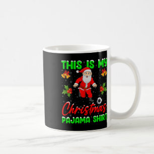 Mug C'est mon pyjama de Noël Santa jouant au football