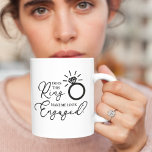 Mug Cette Bague Me Donne L'Air Engagée<br><div class="desc">Cette mignonne tasse fiançailles est le cadeau parfait pour votre prochain conjoint! Il comporte une bague en diamant et un dicton drôle qui dit : "Est-ce que cette bague me fait paraître fiancée ?" Vous pouvez donner la tasse à votre être aimé dans un geste d'amour et d'engagement éternel, en...</div>