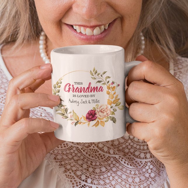 Mug Cette Grand-mère est aimée par | Couronne florale  (Créateur téléchargé)