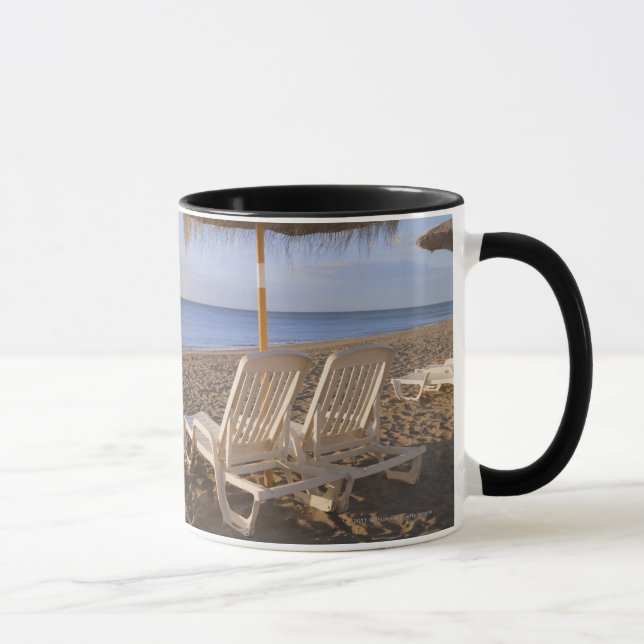 Mug Chaises de plage de sable avec le parapluie (Droite)