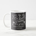 Mug Chalkboard Notre Mariage Plage<br><div class="desc">Arrière - plan de tableau noir tendance et populaire en gris fusain avec texte blanc écrit à la main. Un peu comme un vieux centre commercial ou un attrait vintage. Ramenez le style vintage avec une planche à écrire en ardoise poussiéreuse. Le rivage est un endroit parfait pour célébrer les...</div>