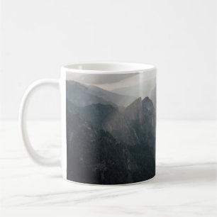 MUG CHAMP EN GRAS VERT ET MONTAGNES EN JOURNÉE