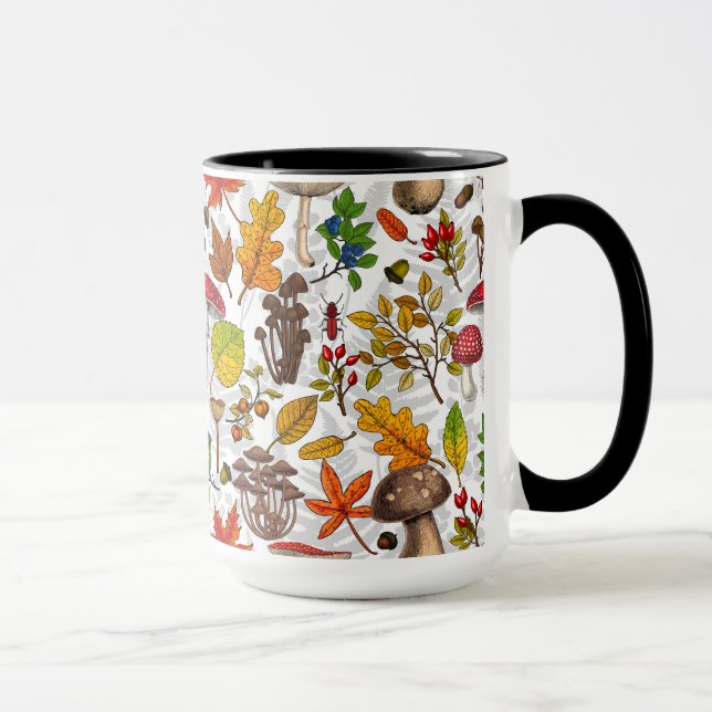 Mug Champignons d'automne, feuilles, noix et baies sur (Droite)