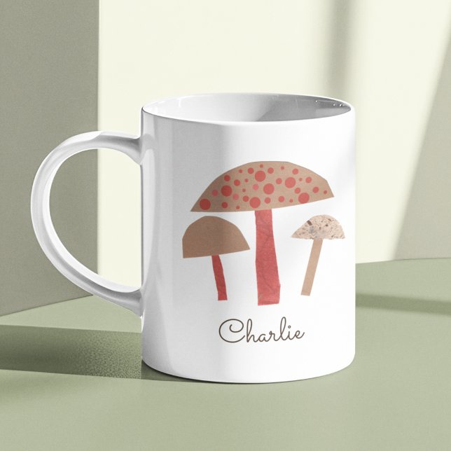 Mug Champignons du Moyen-siècle rétro mignons d'inspir (The orange and brown mushrooms on this mug have a retro look because they are actual collage art.)