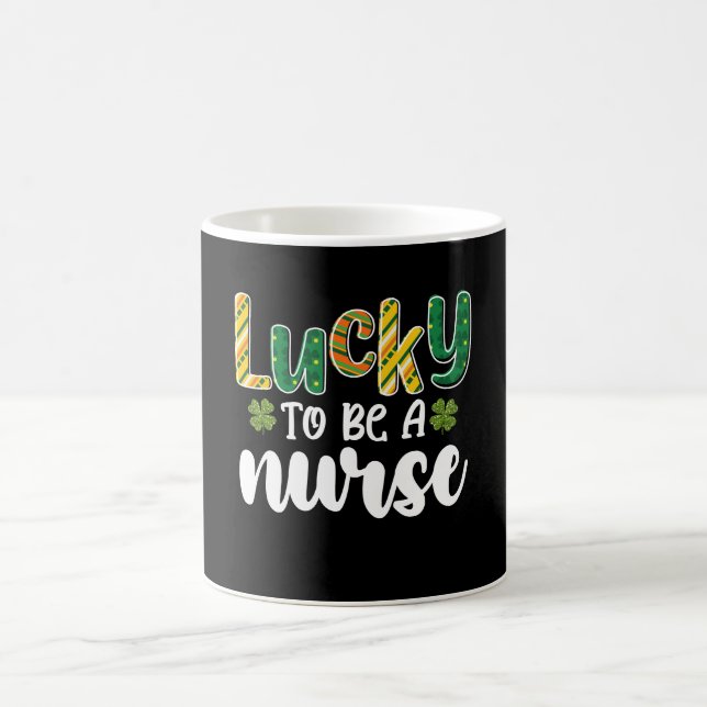 Mug Chanceux d'être une infirmière Saint-Patrick (Centre)