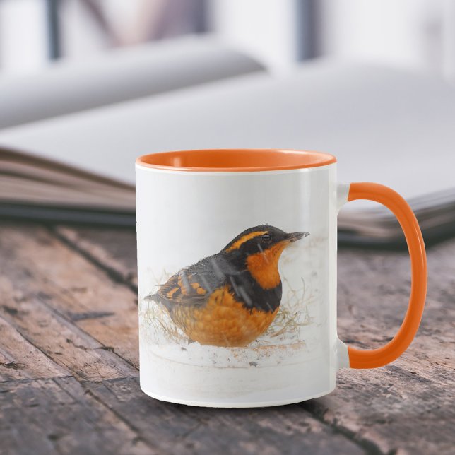 Mug Chanteur à grive variée le jour hivernal de neige (Varied Thrush on a Snowy Winter Day 11 oz Coffee Mug Cover Photo.)