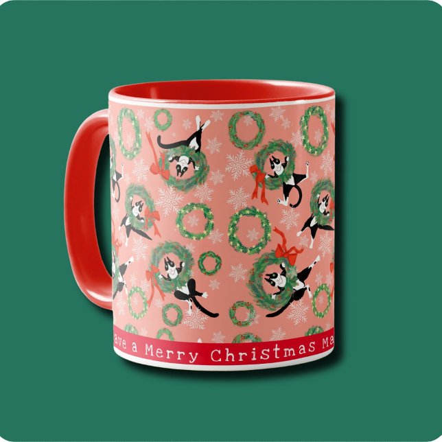 Mug Chat amusant et couronne de Noël (Cute tuxedo cats play in festive Christmas wreaths on poinsettia pink background. Personalize it.)