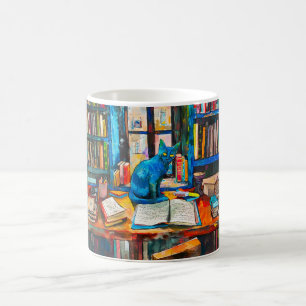 Mug Chat assis parmi des livres ouverts sur une table