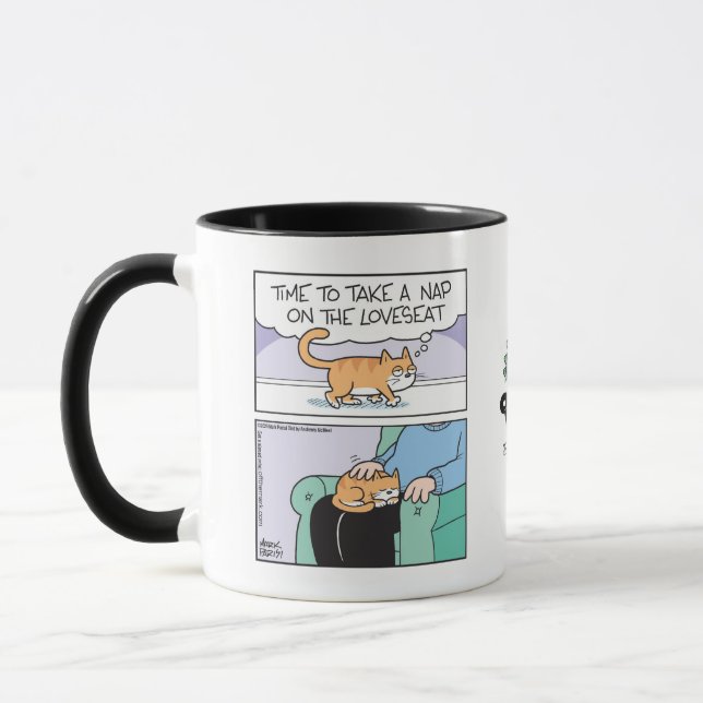 Mug Chat assis sur Canapé (sur les genoux)  (Gauche)