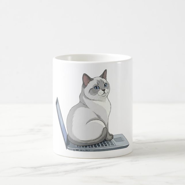 Mug Chat assis sur le clavier d'un ordinateur portable (Centre)