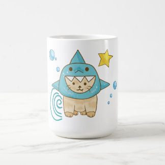Mug Chat beige mignon en costume de requin, thème aqua