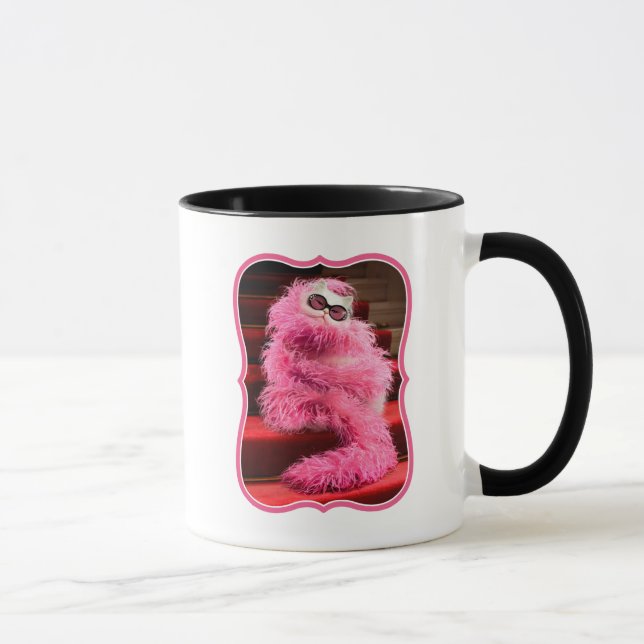 Mug Chat blanc de diva enveloppé dans le boa rose sur (Droite)