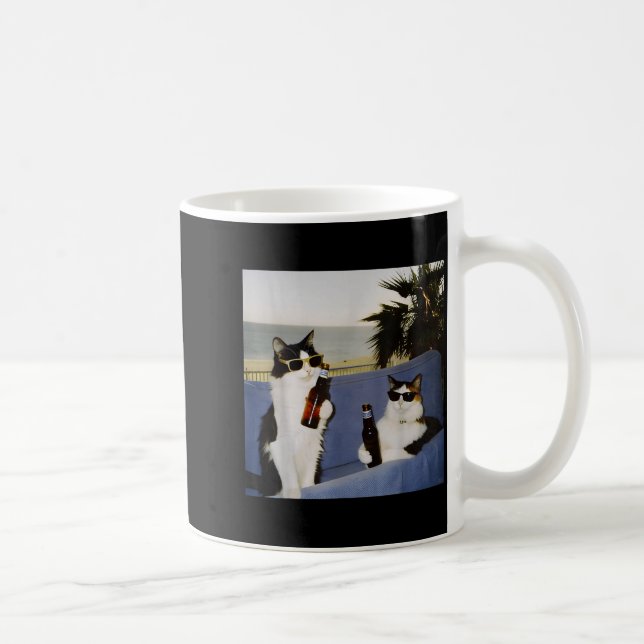 Mug Chat Boit Bière Lunettes de Soleil Mème Chat Drôle (Droite)
