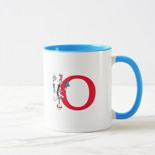 Mug Chat dans l'exploit d'équilibrage de monogramme O 
