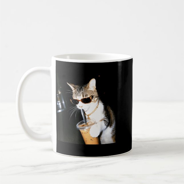 Mug Chat Drôle Buvant du Café Glacé Humour Mème Chaton (Gauche)