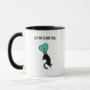 Mug Chat drôle qui grimpe saisit une prise de grimpe