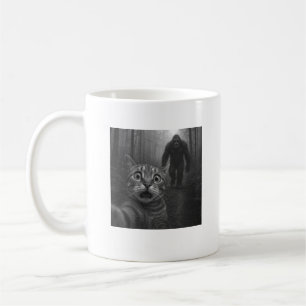 Mug Chat effrayé selfie avec Sasquatsch Bigfoot