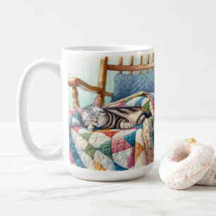 Mug Chat gris doux dormant sur une courtepointe
