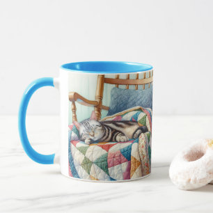 Mug Chat gris doux dormant sur une courtepointe