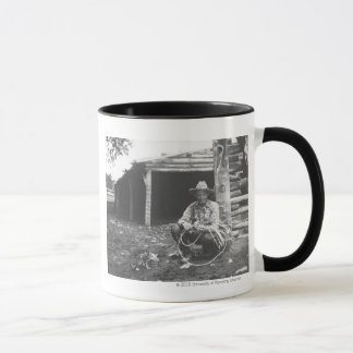 Mug Chat mangeant hors d'une boîte de café