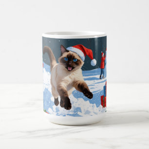 Mug Chat siamois courant dans la neige avec un chapeau