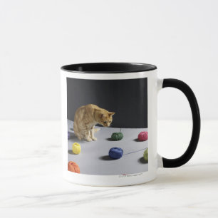 Mug Chat tigré de gingembre se reposant sur la table