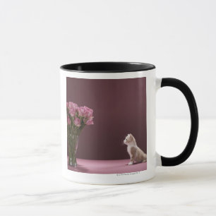 Mug Chaton regardant le vase de roses