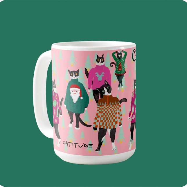 Mug Chats amusants dans des pulls de Noël moches, rose (Funny tuxedo cats stroll the catwalk in their ugly Christmas sweaters funny personalized gift mug)