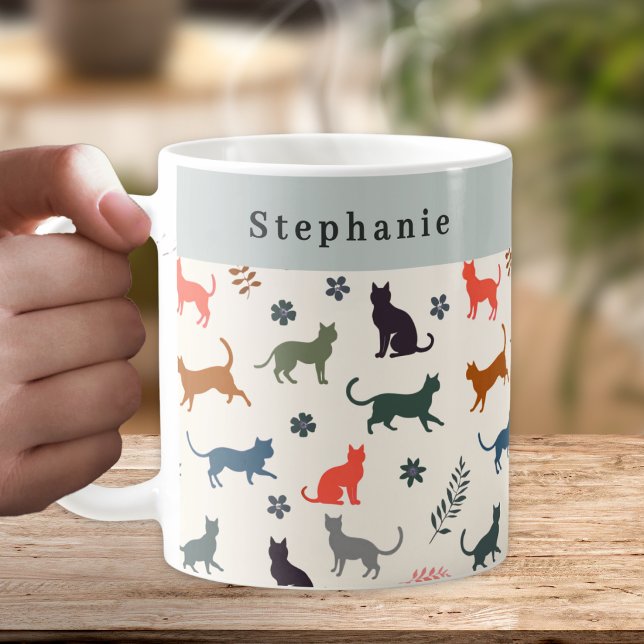 Mug Chats de Style Patron Personnalisé (A personalized coffee mug, with a pattern of cat silhouettes in warm and neutral colors)