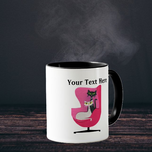 Mug Chats mignons de style milieu de siècle assis dans (Mid century style cats sitting in vintage pink chair on coffee or tea mug.)