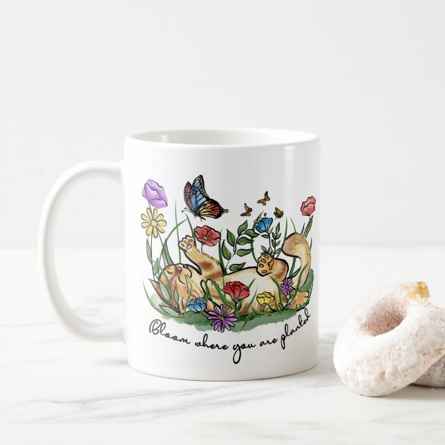 Mug Chatte de chat jouant jardin fleurs papillon fleur (Avec donut)