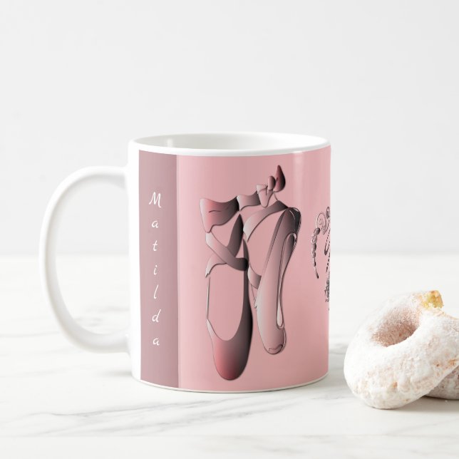 Mug Chaussures de pieds de ballet rose avec Monogramme (Avec donut)