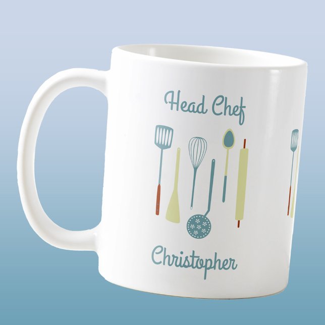 Mug Chef chef personnalisé (Fun personalized Head Chef custom name mug featuring kitchen and baking implements.)
