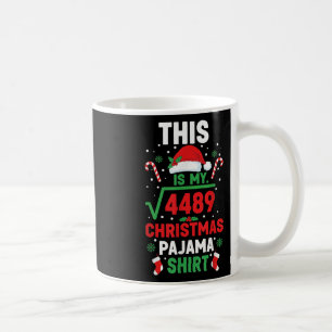 Mug Chemise de pyjama de Noël drôle 67 Six Sept Carré