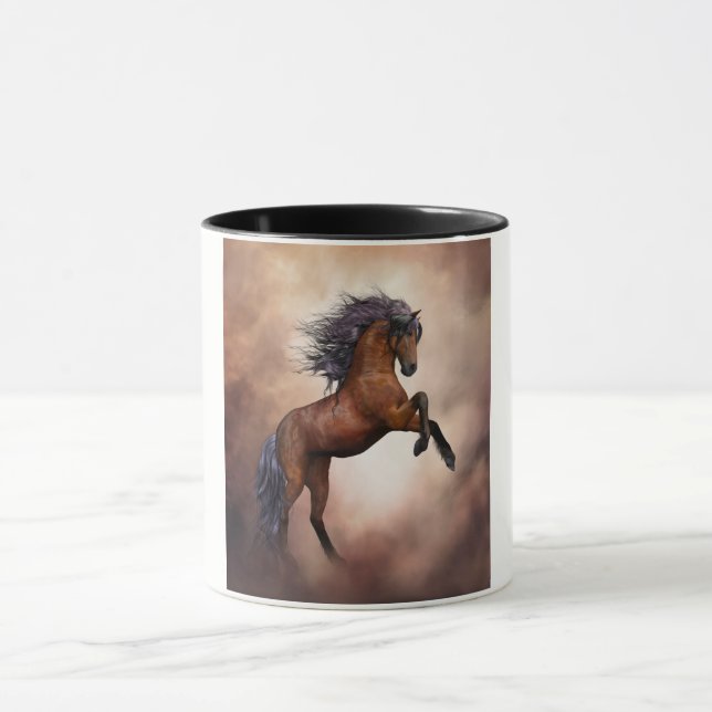 Mug Cheval brun friésien s'élevant avec des nuages bru (Centre)