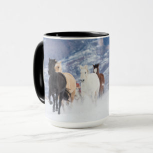 Mug Cheval courant à travers la neige