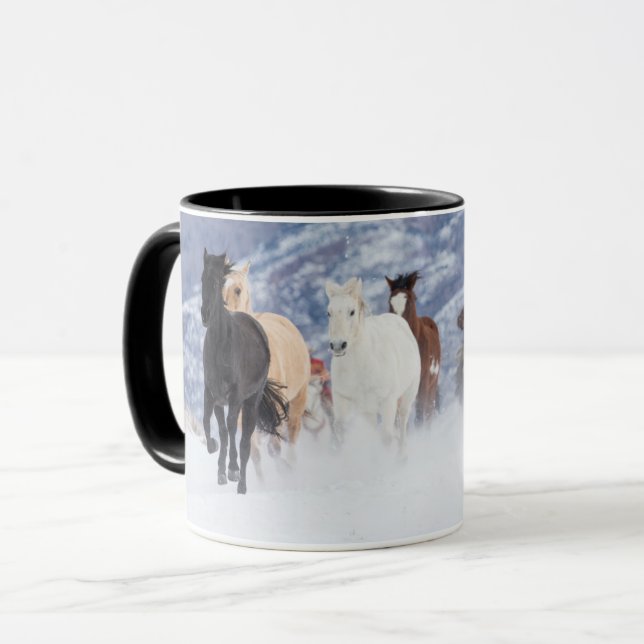 Mug Cheval courant à travers la neige (Devant gauche)