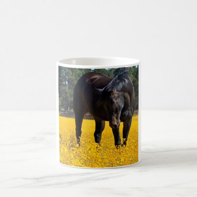 Mug Cheval de baie dans un champ de fleurs jaunes (Centre)