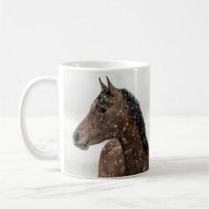Mug Cheval de la baie debout dans la neige douce en ch