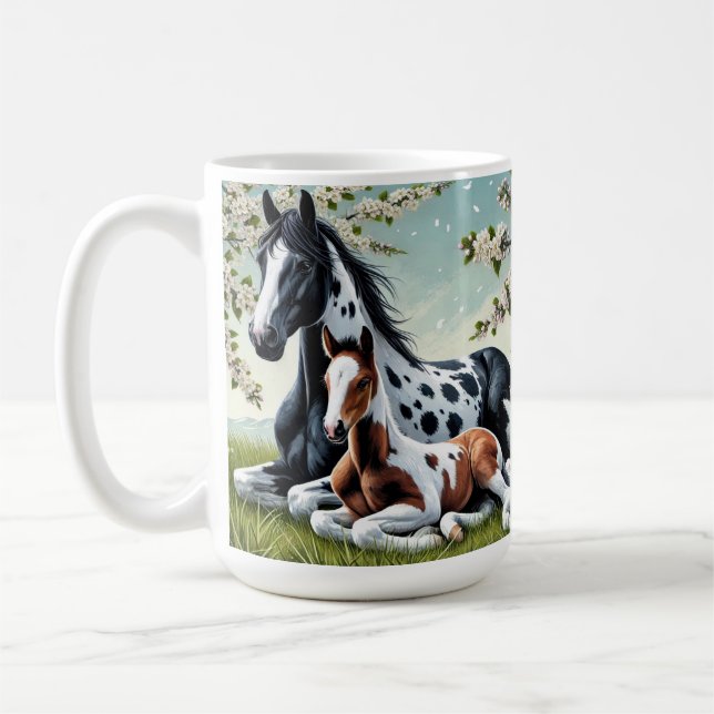 Mug Cheval et poulain reposent au milieu des arbres en (Gauche)