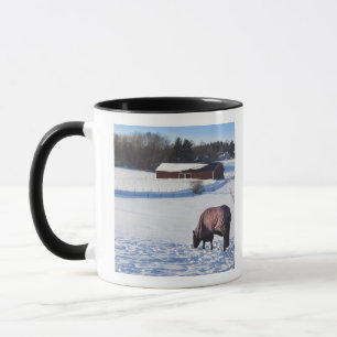 Mug Cheval frôlant sur un champ neige-couvert sur
